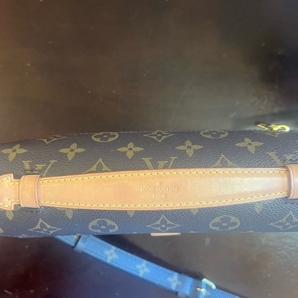 Louis Vuitton Monogram Pochette Metis - Picture 5 of 5